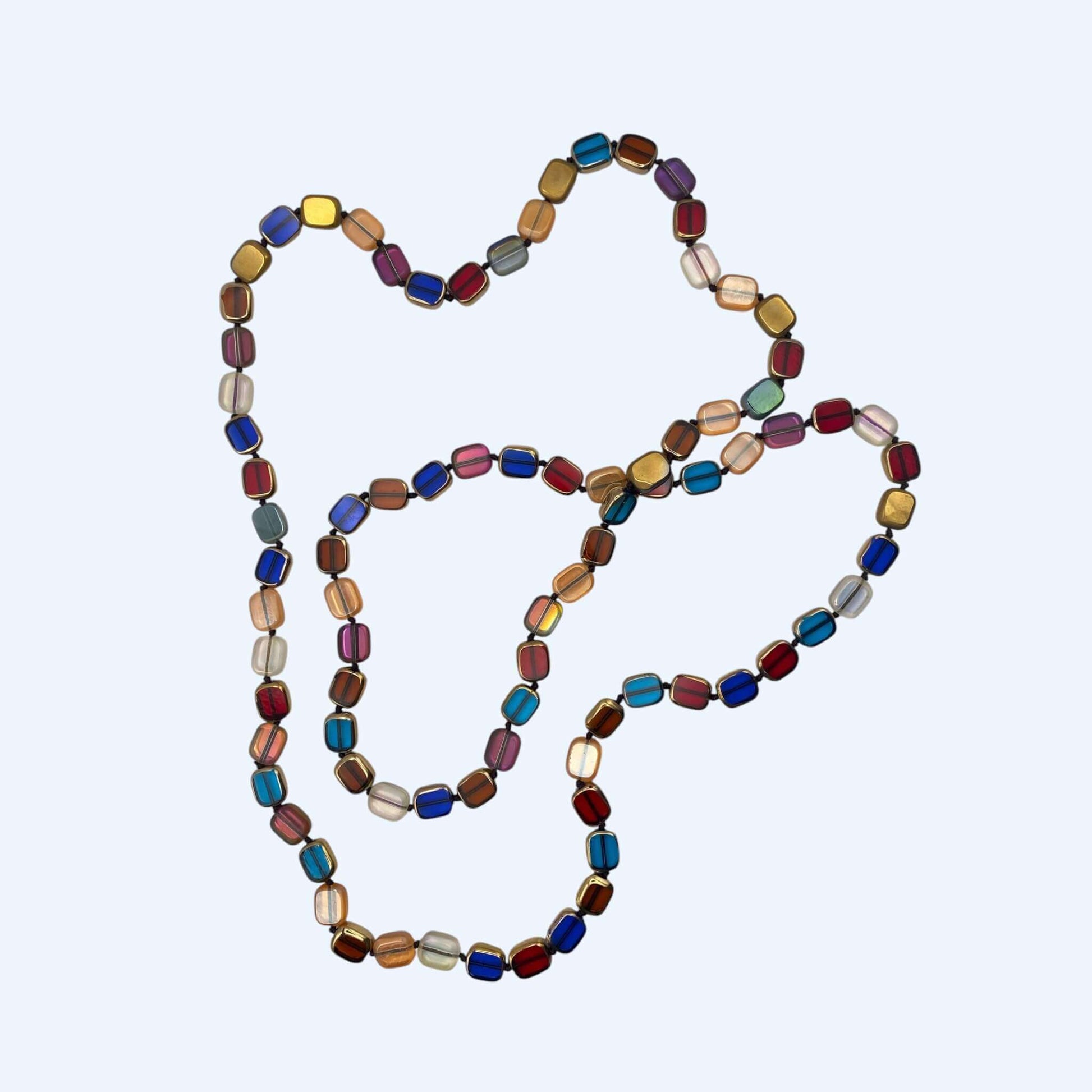 Colar longo colorido com peças retangulares translúcidas e vibe boho. Um colar cool, para usar com  várias voltas, como pulseira ou cinto. Este colar é um clássico chic.
