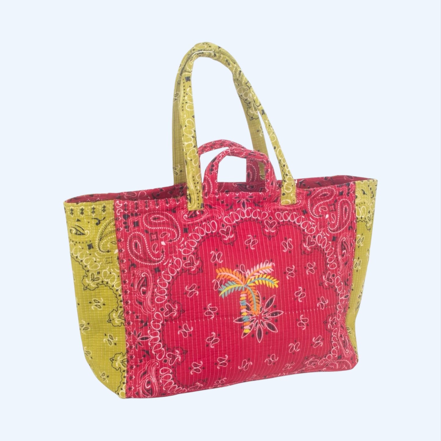 Mala de verão e de praia com padrão bandana vermelho e verde em formato shopper grande, com alças para usar como mala de ombro e mala de mão.