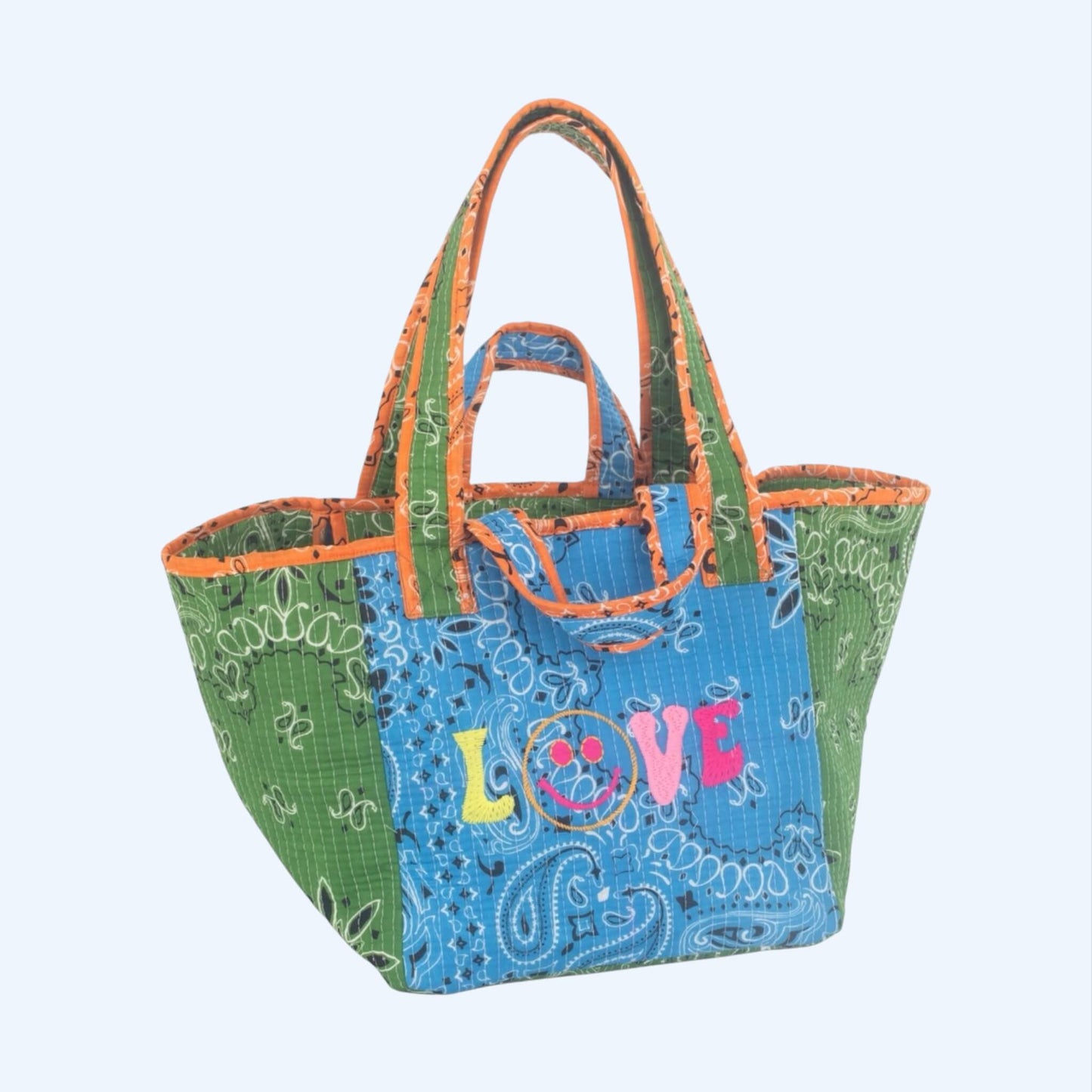 mala de verão com padrão bandana formato shopper, colorida com palavra "love", com alças para ser usada como mala de mão e mala de ombro.