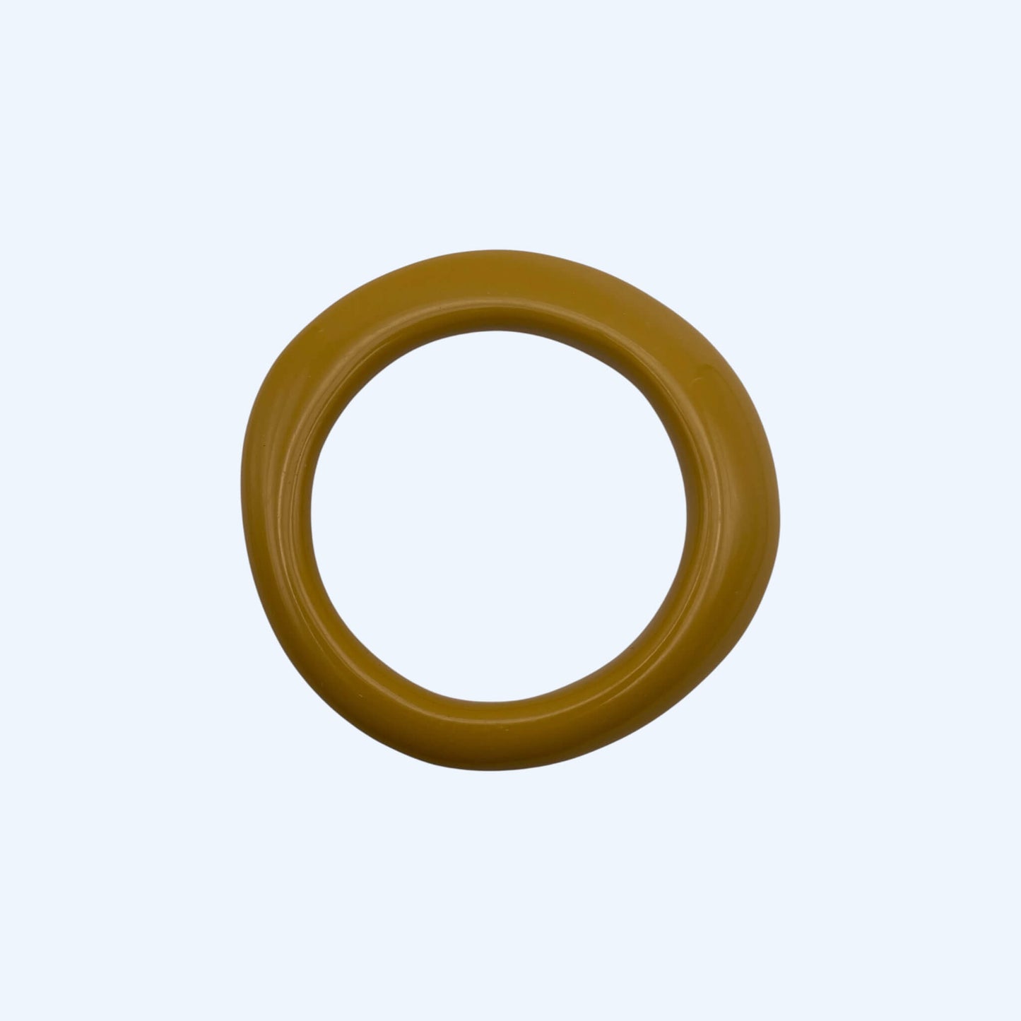 Vista frontal da Pulseira bangle amarela mostarda em resina, com acabamento glossy. Pulseira para ser usada sozinha ou em conjunto com outras pulseiras. Pulseira ideal para estilo boho, para estética de verão e da cidade.