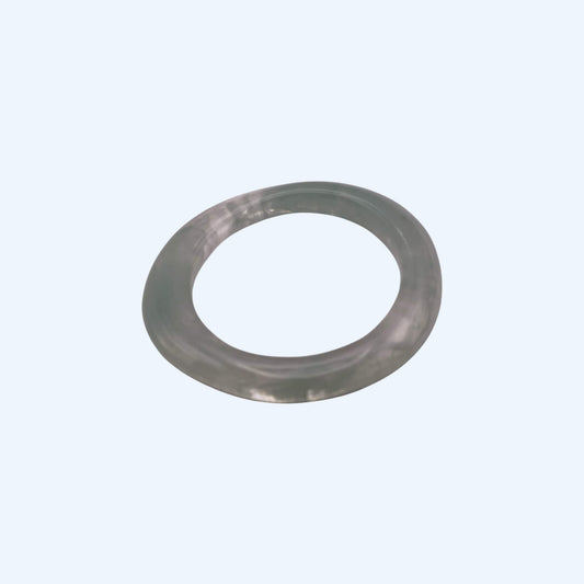 Vista lateral da Pulseira bangle azul gelo em resina, com acabamento glossy. Pulseira para ser usada sozinha ou em conjunto com outras pulseiras. Pulseira ideal para estilo boho, para estética de verão e da cidade.