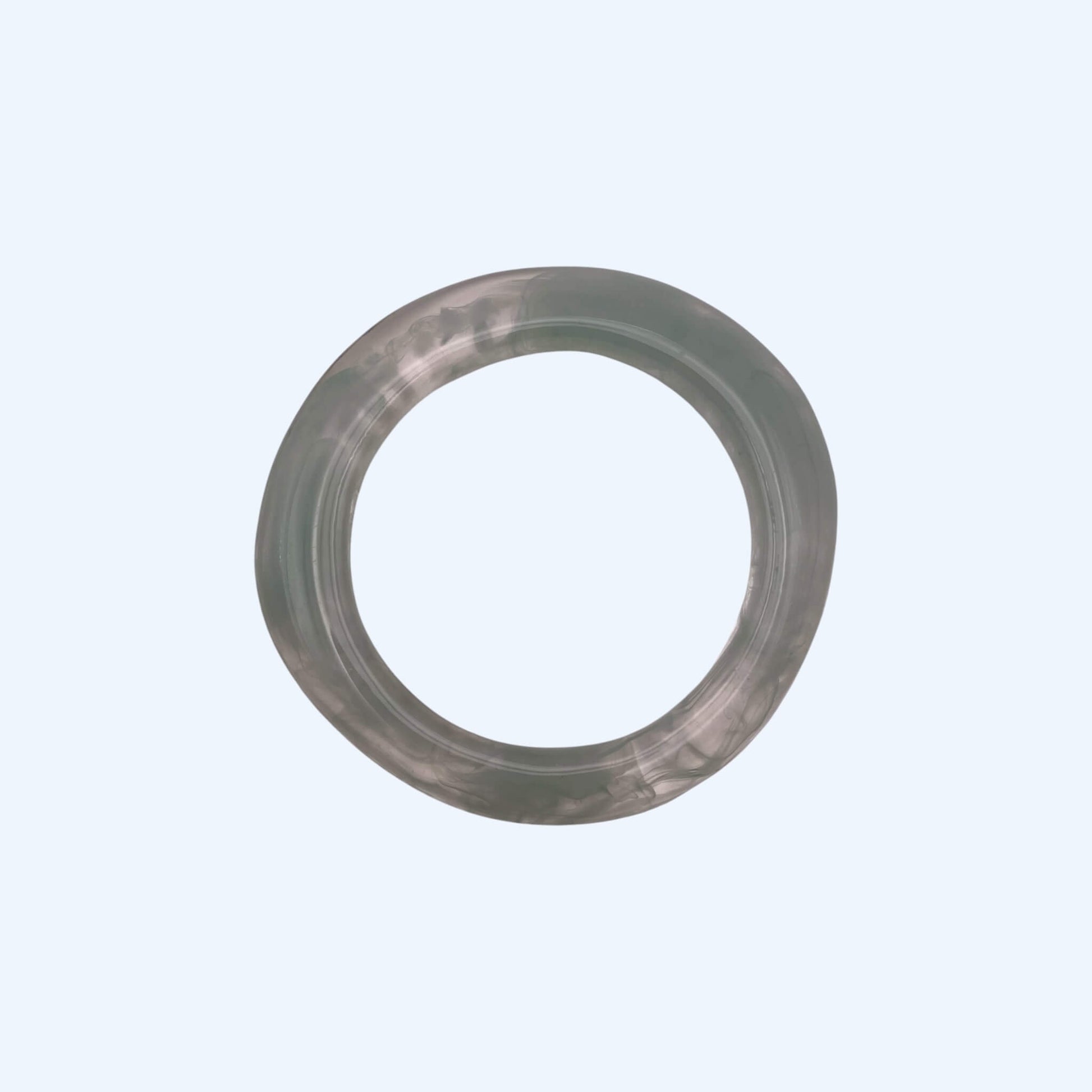 Vista frontal da Pulseira bangle azul gelo em resina, com acabamento glossy. Pulseira para ser usada sozinha ou em conjunto com outras pulseiras. Pulseira ideal para estilo boho, para estética de verão e da cidade.