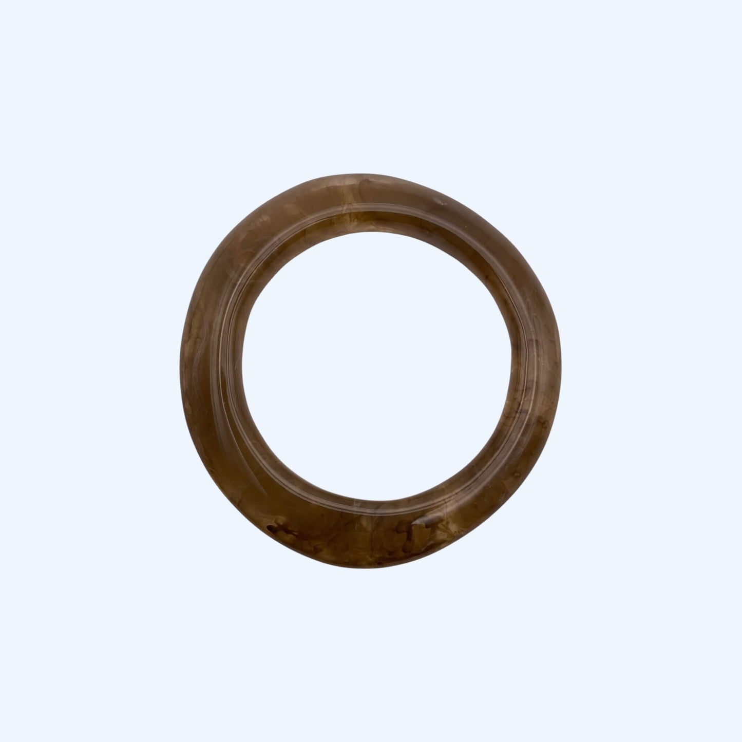 Vista frontal da Pulseira bangle castanha em resina, com acabamento glossy. Pulseira para ser usada sozinha ou em conjunto com outras pulseiras. Pulseira ideal para estilo boho, para estética de verão e da cidade.