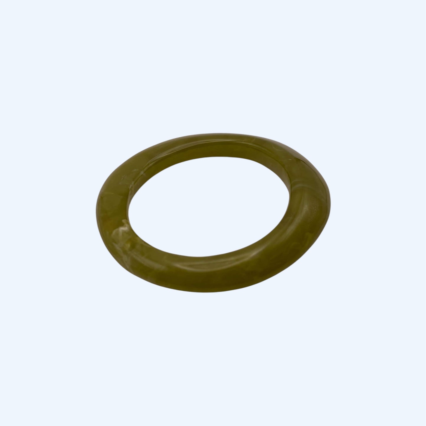 Vista lateral da Pulseira bangle verde oliva em resina, com acabamento glossy. Pulseira para ser usada sozinha ou em conjunto com outras pulseiras. Pulseira ideal para estilo boho, para estética de verão e da cidade.