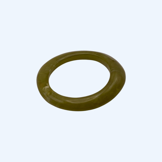 Vista lateral da Pulseira bangle verde oliva em resina, com acabamento glossy. Pulseira para ser usada sozinha ou em conjunto com outras pulseiras. Pulseira ideal para estilo boho, para estética de verão e da cidade.