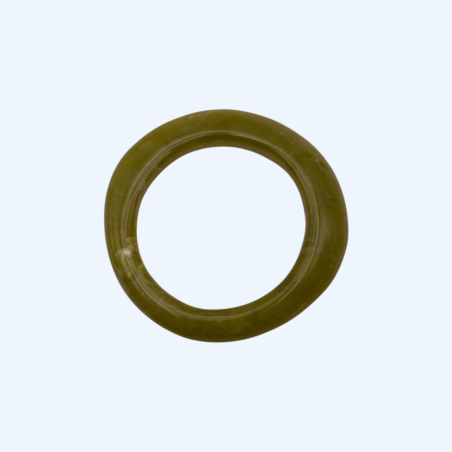Vista frontal da Pulseira bangle verde oliva em resina, com acabamento glossy. Pulseira para ser usada sozinha ou em conjunto com outras pulseiras. Pulseira ideal para estilo boho, para estética de verão e da cidade.