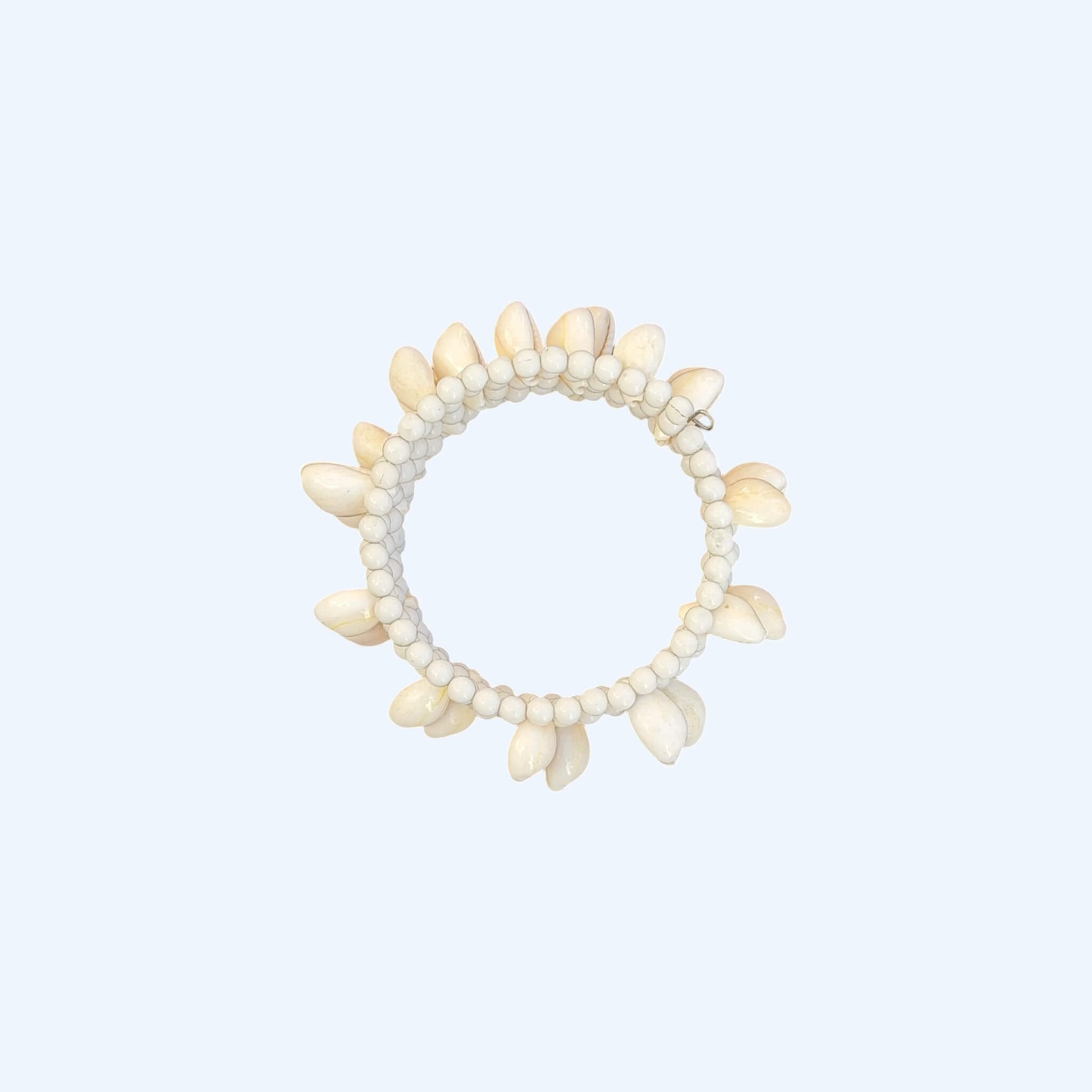 Vista superior da Pulseira ajustável com missangas brancas grandes e búzios. Pulseira leve e descontraída perfeita para looks de verão, na praia e na cidade. Pulseira ideal para festivais e festas.