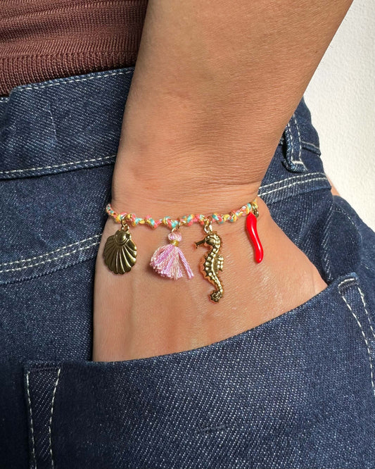 PULSEIRA COLORIDA COM CHARMS DE VERÃO