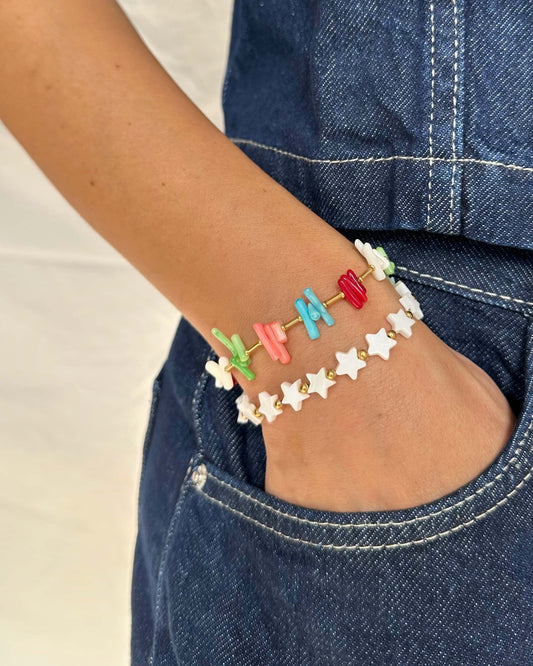 PULSEIRA COLORIDA COM PEÇAS EFEITO CORAL E AÇO DOURADO