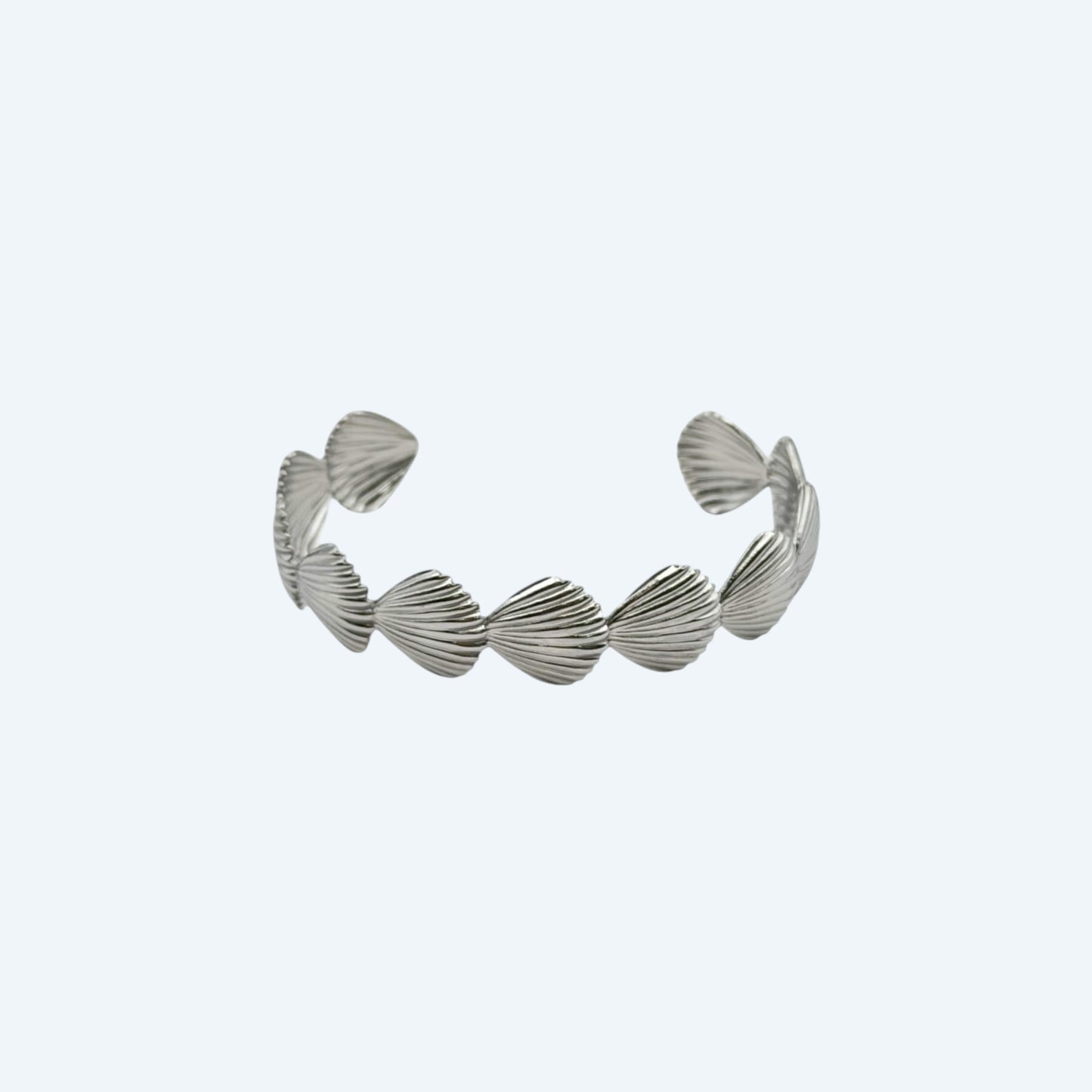 Vista frontal da Pulseira prateada com conchas em aço inoxidável de bracelete ajustável. Com vibe beach girl, esta pulseira é um detalhe do oceano para ser usado todos os dias ou em festas e festivais.