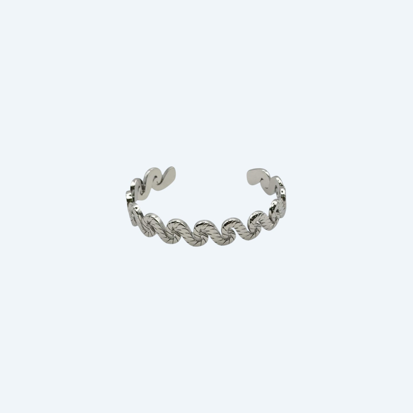 Vista frontal da Pulseira prateada com com ondas de bracelete ajustável em aço inoxidável. É uma Pulseira com curvas que formam ondas. É uma pulseira de estética bold mas fácil de usar em qualquer look.
