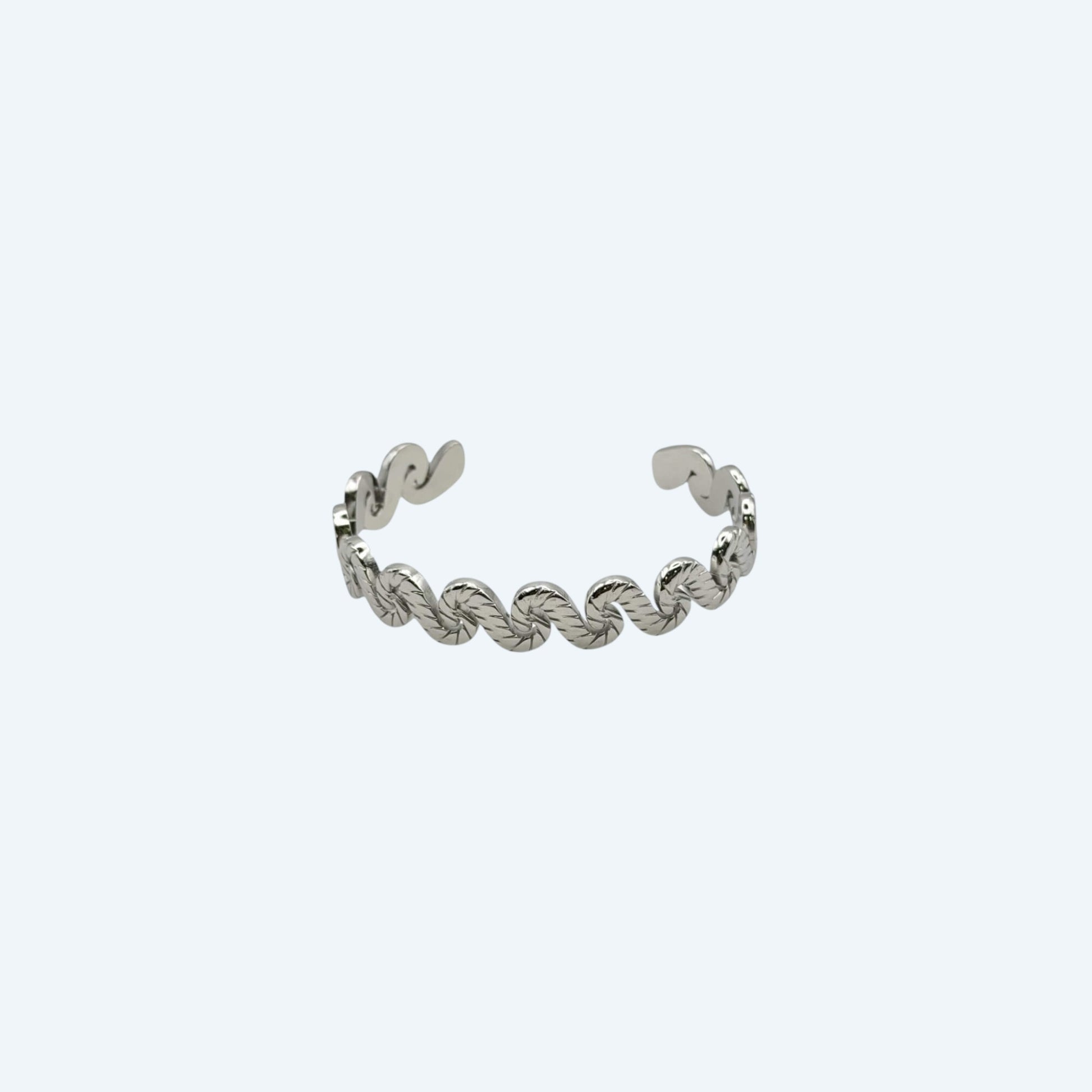 Vista frontal da Pulseira prateada com com ondas de bracelete ajustável em aço inoxidável. É uma Pulseira com curvas que formam ondas. É uma pulseira de estética bold mas fácil de usar em qualquer look.