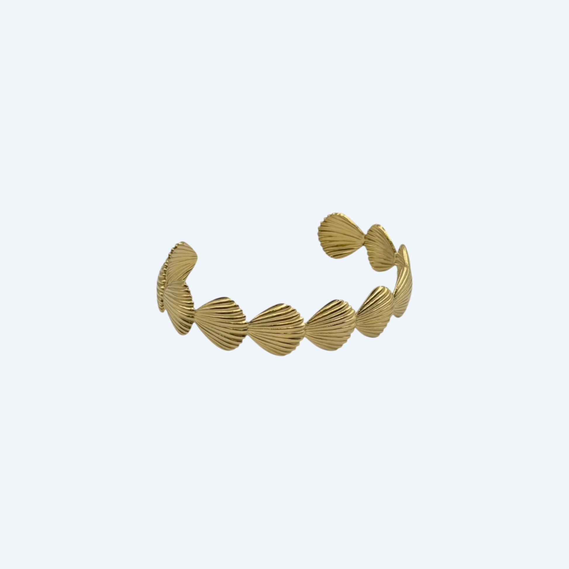 Vista lateral da Pulseira dourada com conchas em aço inoxidável de bracelete ajustável. Com vibe beach girl, esta pulseira é um detalhe do oceano para ser usado todos os dias ou em festas e festivais.