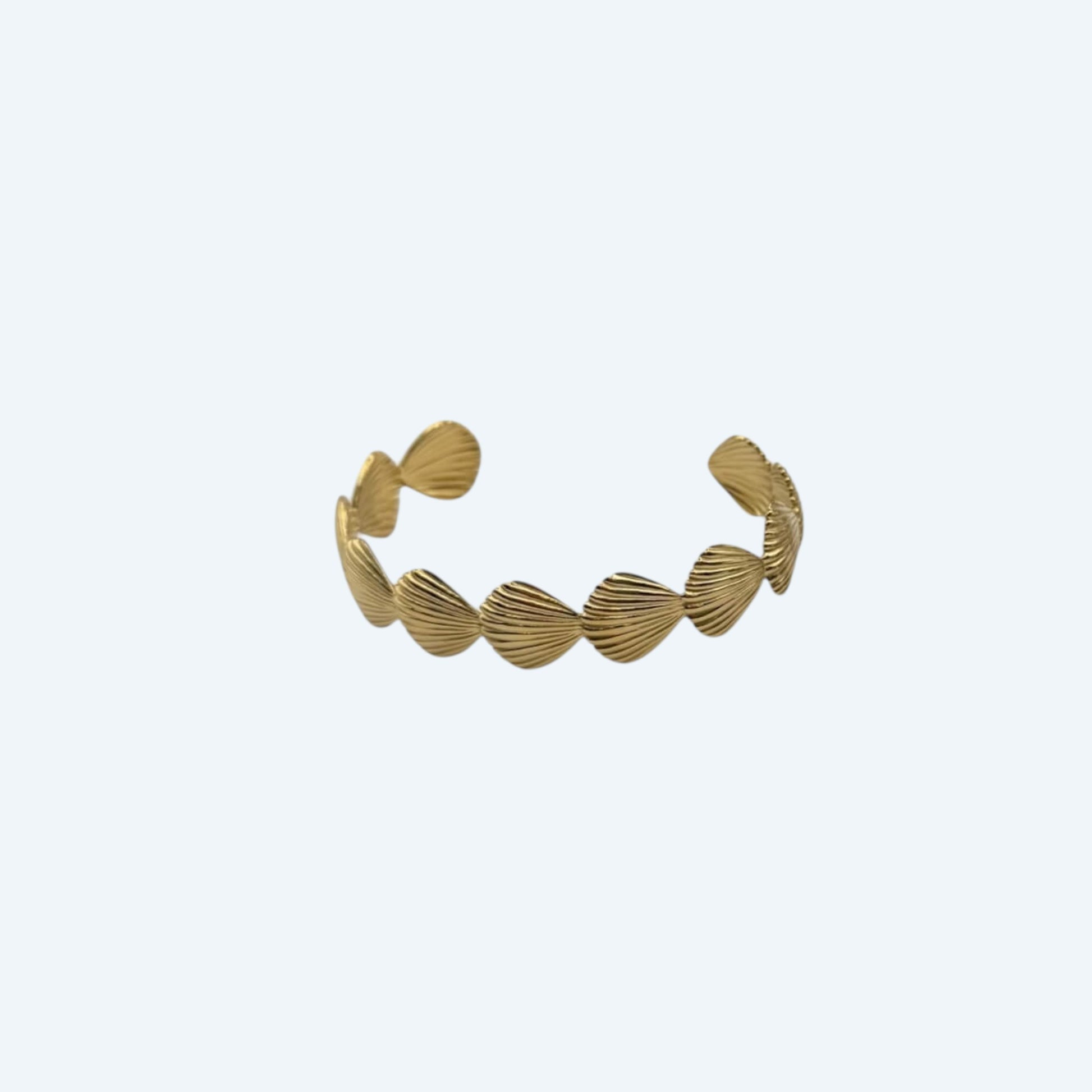 Vista frontal da Pulseira dourada com conchas em aço inoxidável de bracelete ajustável. Com vibe beach girl, esta pulseira é um detalhe do oceano para ser usado todos os dias ou em festas e festivais.