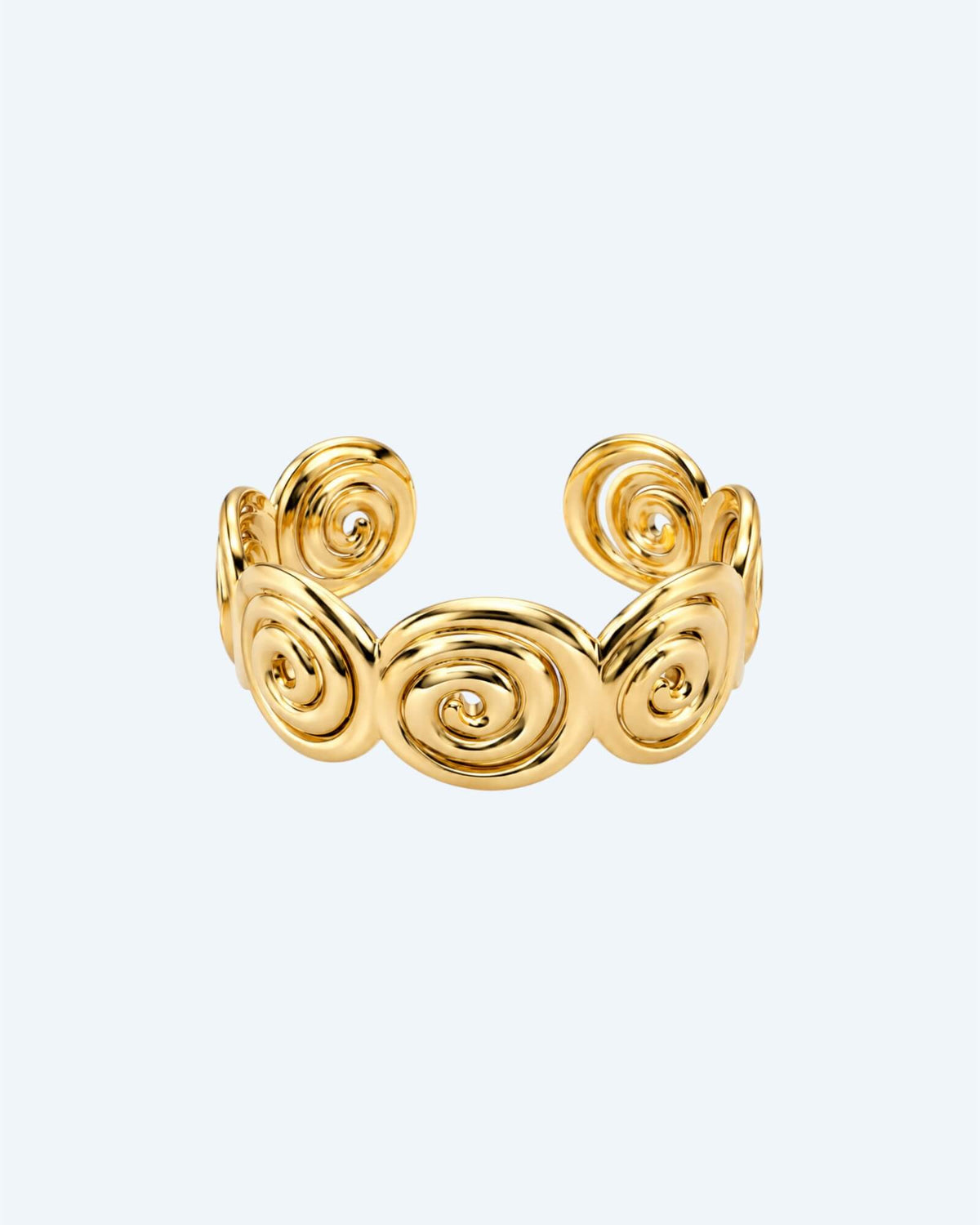 Vista frontal da Pulseira dourada rígida mas ajustável em aço inoxidável, composta por espirais recortadas e acabamento polido. Esta pulseira é ideal para looks boho ou urbanos, também para mais artisticos e de quem pretende ser simples com um detalhe ou para quem pretende juntar a um estilo bold.