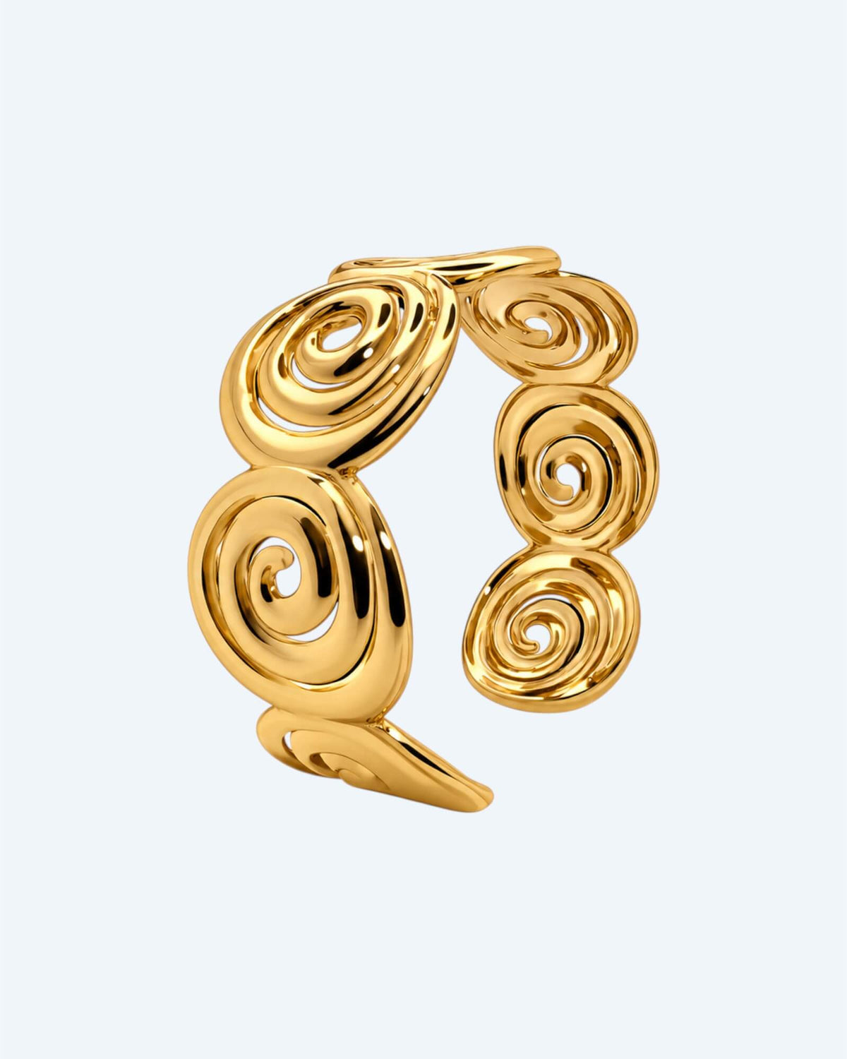 Vista lateral com ângulo da Pulseira dourada rígida mas ajustável em aço inoxidável, composta por espirais recortadas e acabamento polido. Esta pulseira é ideal para looks boho ou urbanos, também para mais artisticos e de quem pretende ser simples com um detalhe ou para quem pretende juntar a um estilo bold.