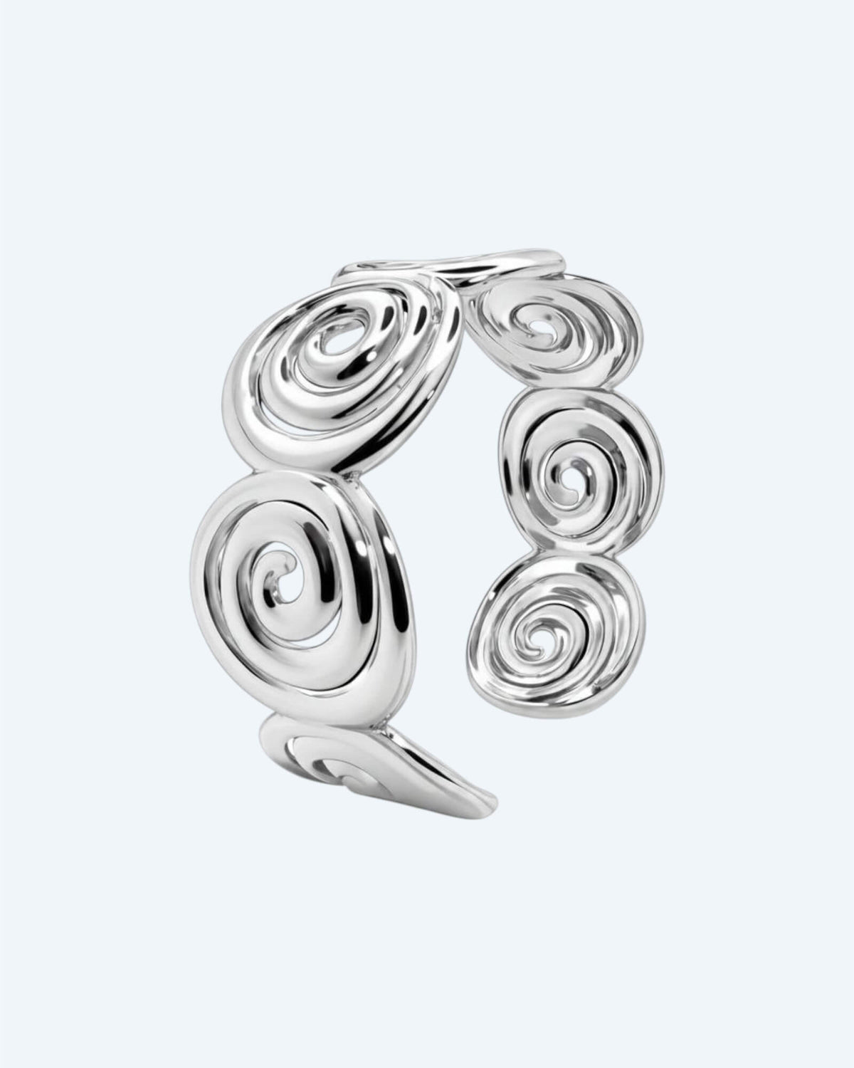 Vista lateral com ângulo da Pulseira prateada rígida mas ajustável em aço inoxidável, composta por espirais recortadas e acabamento polido. Esta pulseira é ideal para looks boho ou urbanos, também para mais artisticos e de quem pretende ser simples com um detalhe ou para quem pretende juntar a um estilo bold.