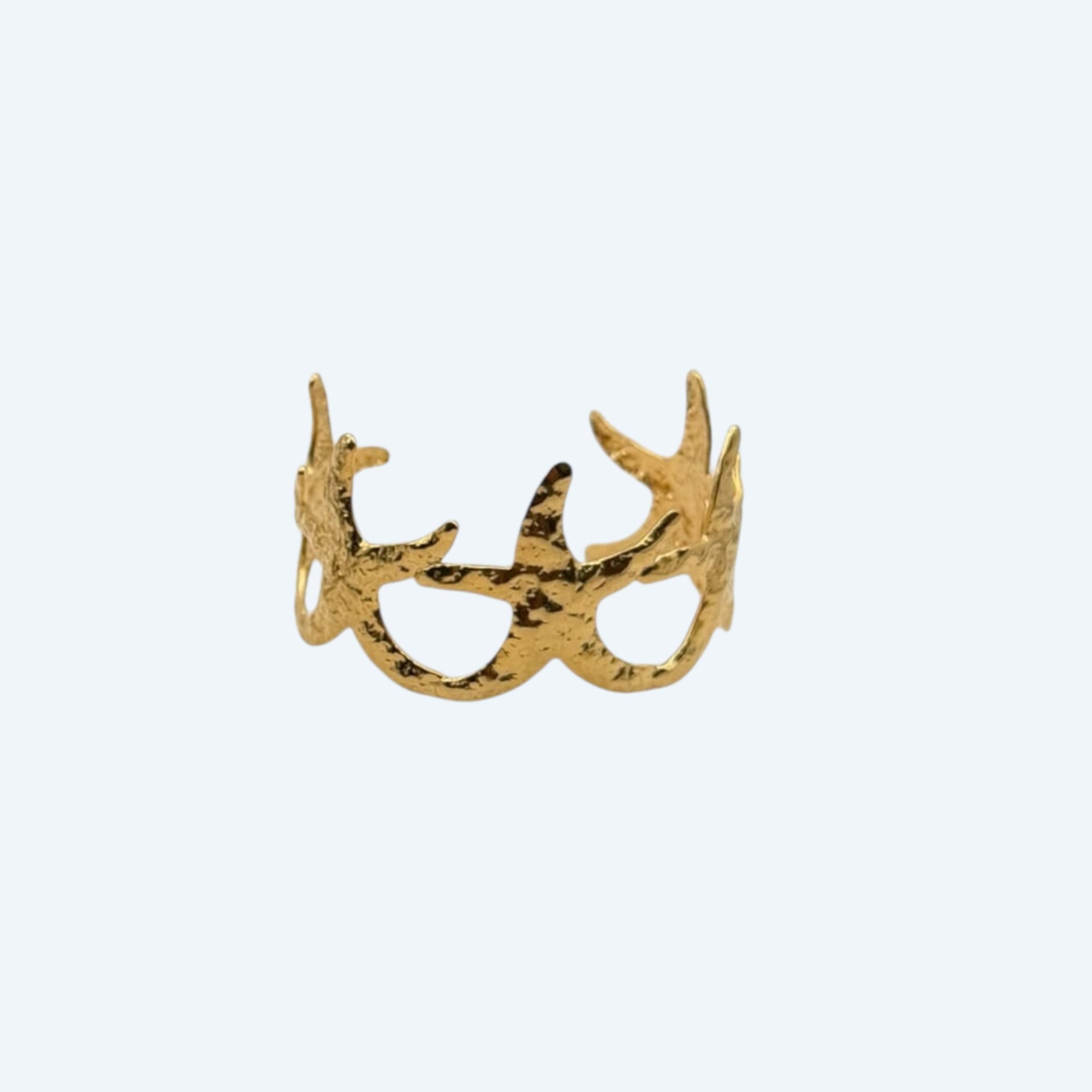 Vista frontal da Pulseira larga dourada com estrelas em aço inoxidável de bracelete ajustável. É uma pulseira bold e cool, para usar em looks looks boho de verão, praia, sunsets, festival ou dia a dia.