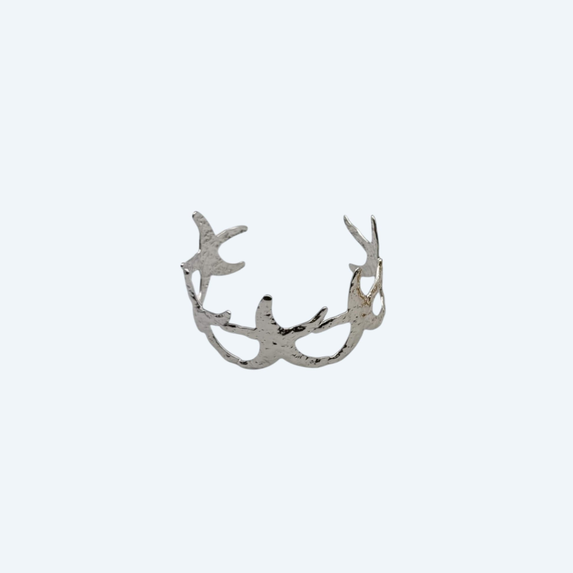 Vista frontal da Pulseira larga prateada com estrelas em aço inoxidável de bracelete ajustável. É uma pulseira bold e cool, para usar em looks looks boho de verão, praia, sunsets, festival ou dia a dia.