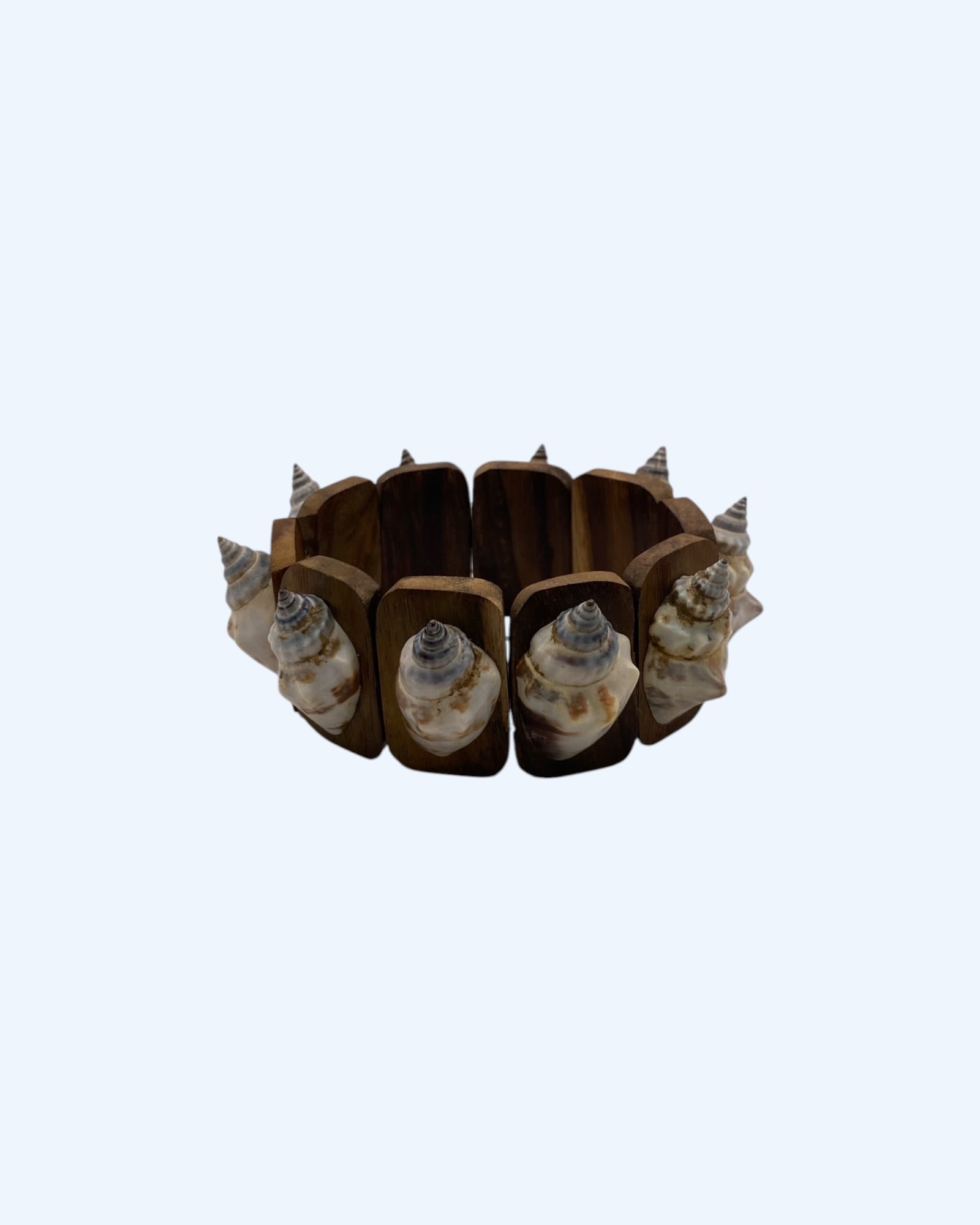Pulseira elástica artesanal em madeira com conchas naturais. Uma pulseira de verão, para o dia a dia ou festas, modelo perfeito para usar sozinho ou misturar com outras pulseiras.