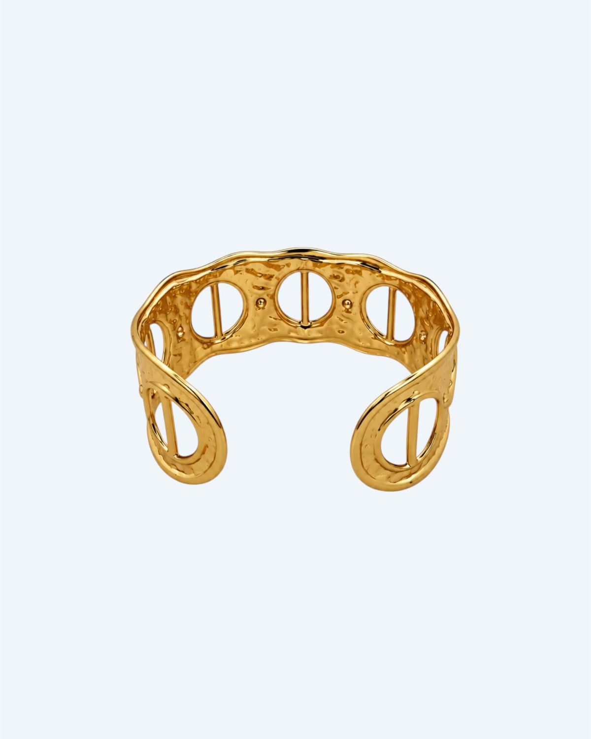 Vista de trás da Pulseira dourada rígida, ajustável, em aço inoxidável, martelada com aberturas. Esta pulseira é uma versão contemporânea de boho vintage. É para quem gosta de looks marcantes ou para quem procura uma pulseira para usar numa ocasião especial ou cerimónia.