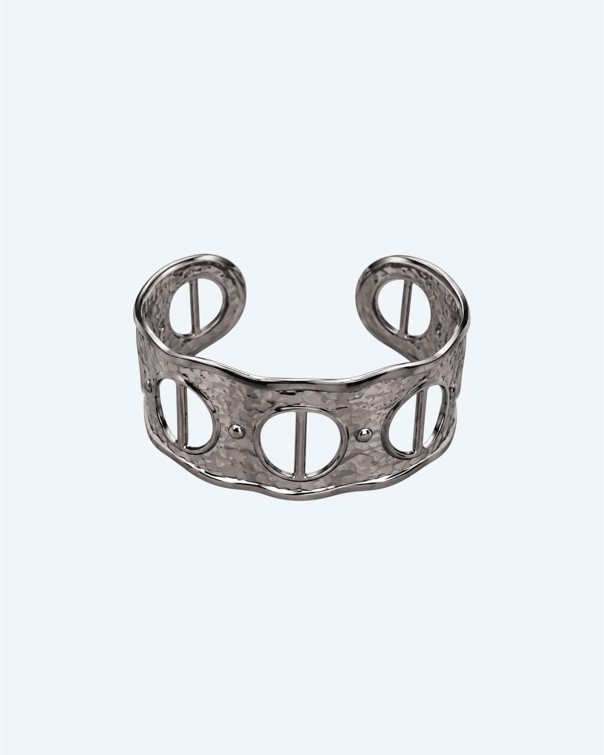 Vista de frente da Pulseira dourada rígida, ajustável, em aço inoxidável, martelada com aberturas. Esta pulseira é uma versão contemporânea de boho vintage. É para quem gosta de looks marcantes ou para quem procura uma pulseira para usar numa ocasião especial ou cerimónia.