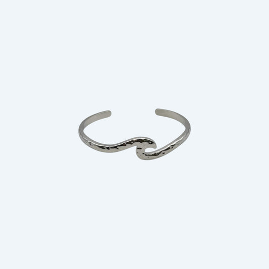 Pulseira prateada com formato de onda, de bracelete ajustável em aço inoxidável. É uma pulseira clean e minimal para quem ama o mar. Fácil de usar em qualquer look.