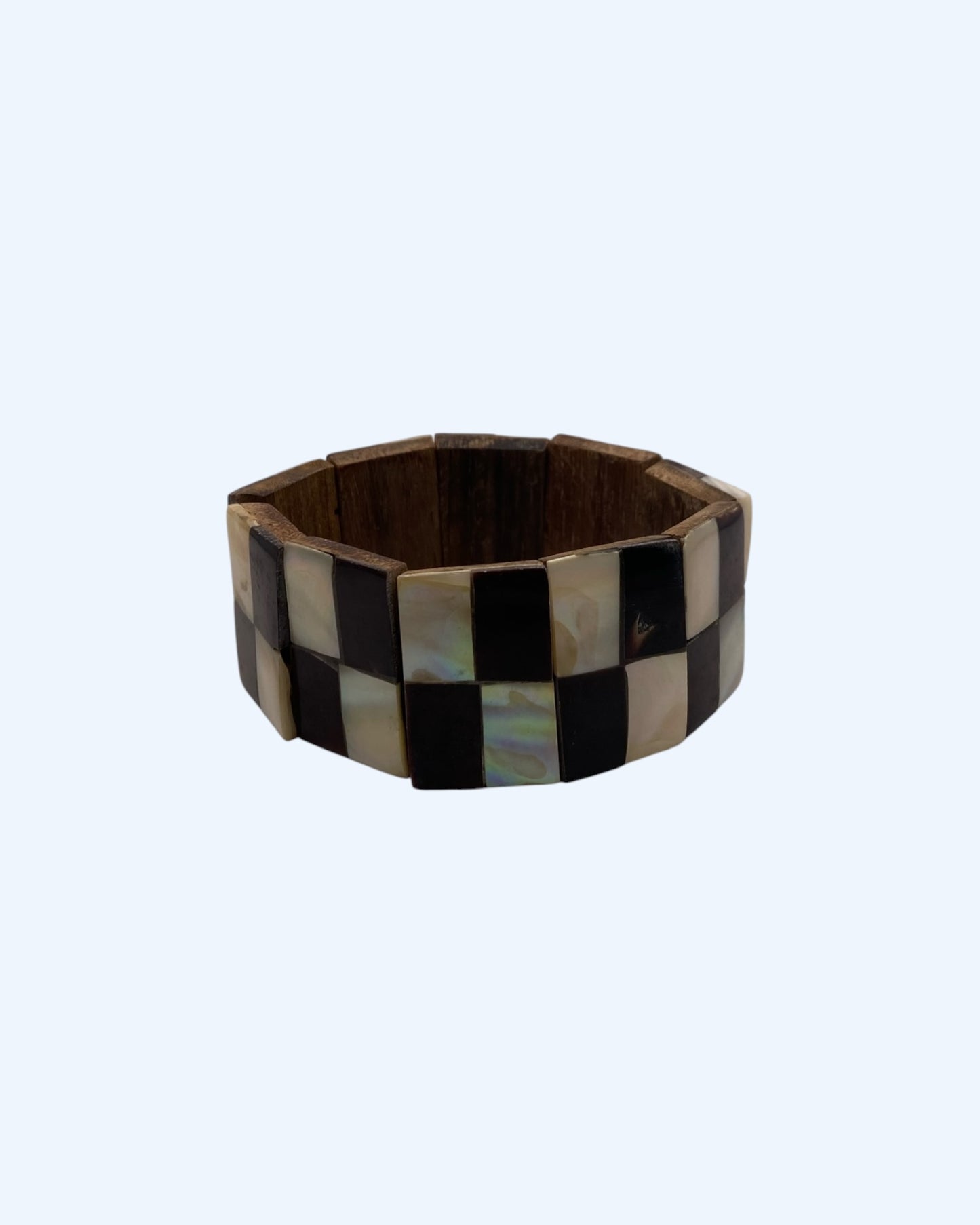 Pulseira artesanal elástica em madeira com efeito madrepérola em padrão xadrez. Pulseira de verão eclética, pulseira do casual ao chic.