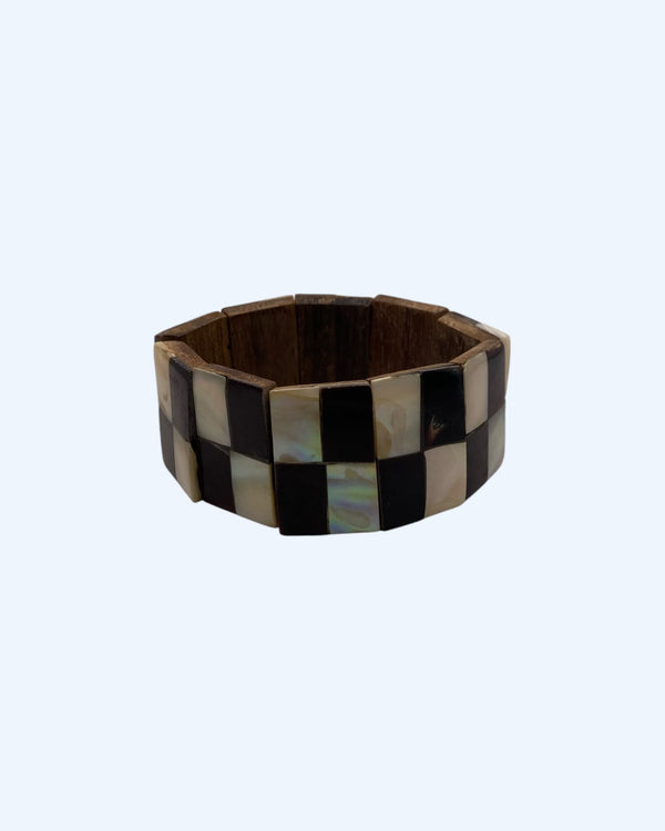 Pulseira artesanal elástica em madeira com efeito madrepérola em padrão xadrez. Pulseira de verão eclética, pulseira do casual ao chic.