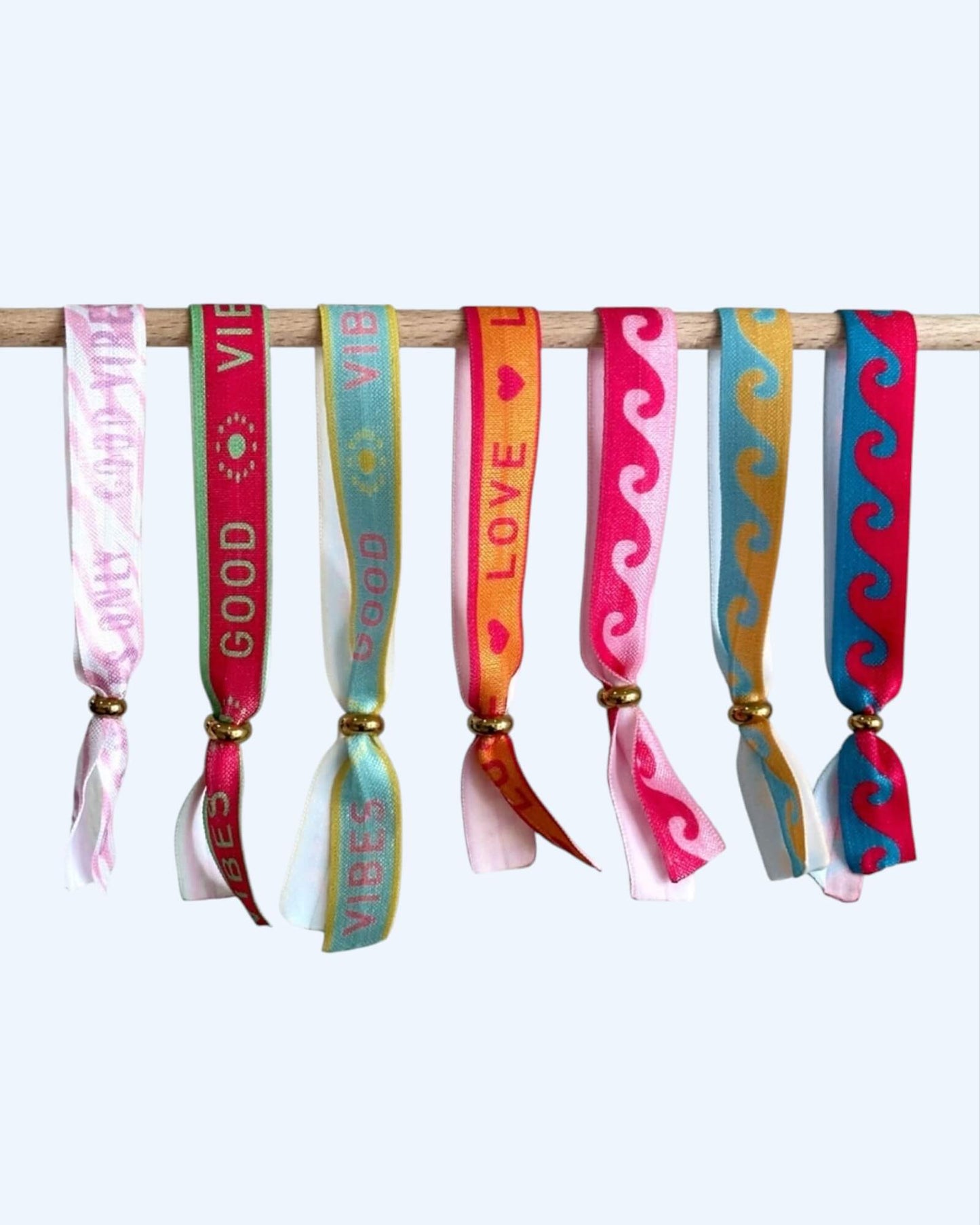 Pulseiras de verão coloridas de tecido elástico e fecho em aço inoxidável feitas à mão.
