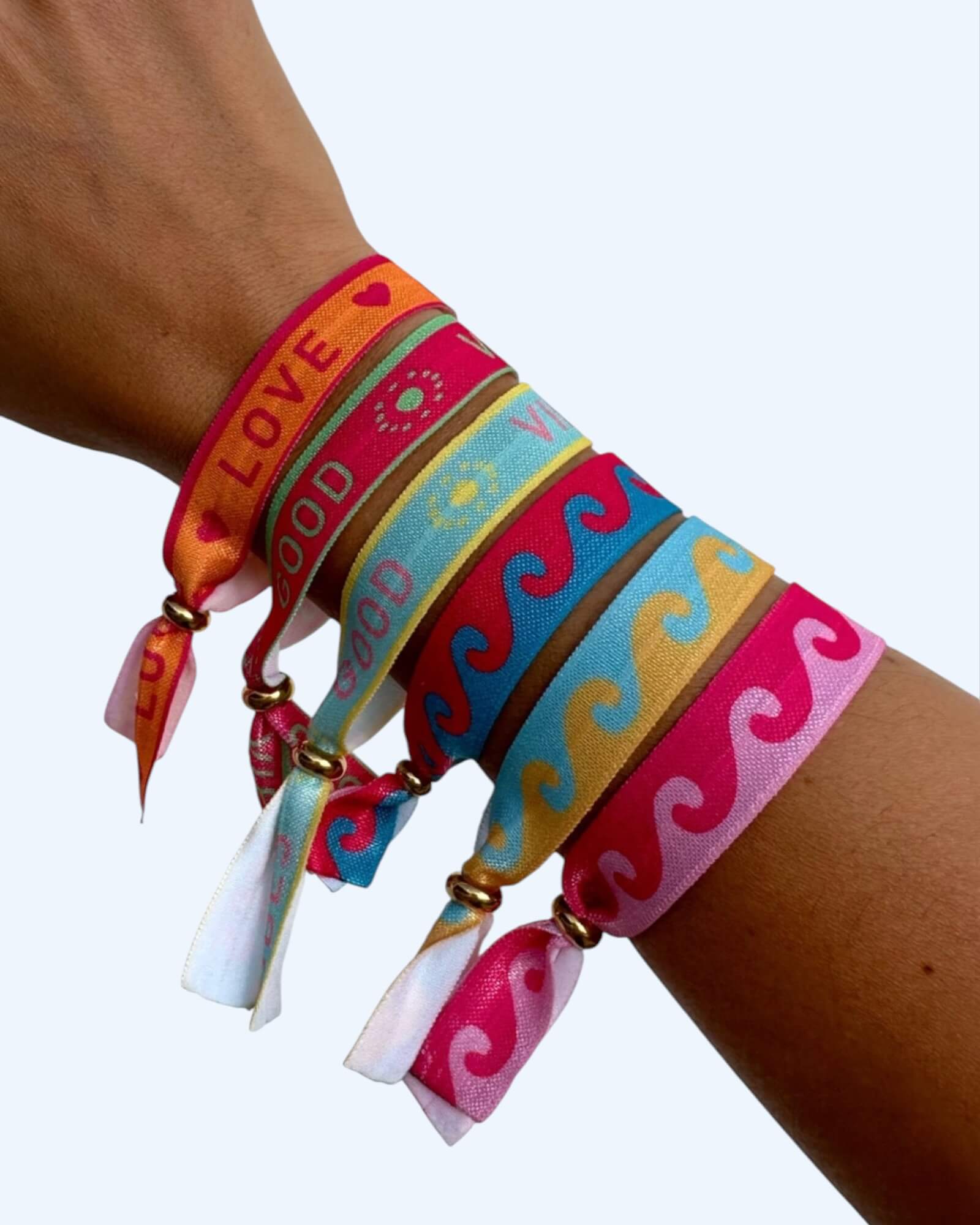 Pulseiras de verão coloridas de tecido elástico e fecho em aço inoxidável feitas à mão.