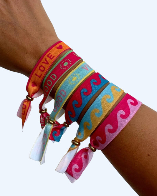 Pulseiras de verão coloridas de tecido elástico e fecho em aço inoxidável feitas à mão.